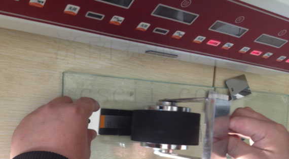 運(yùn)用濟(jì)南賽成CZY-6S持粘性檢測儀，測試不干膠標(biāo)簽持粘性試驗